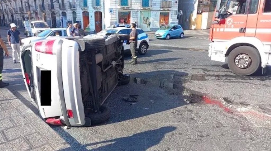 Menggulingkan mobil di Piazza Stesicoro