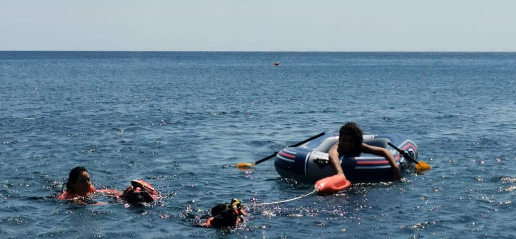 Tourist menyelamatkan dua anak di laut dan menyelamatkan 8 orang lainnya