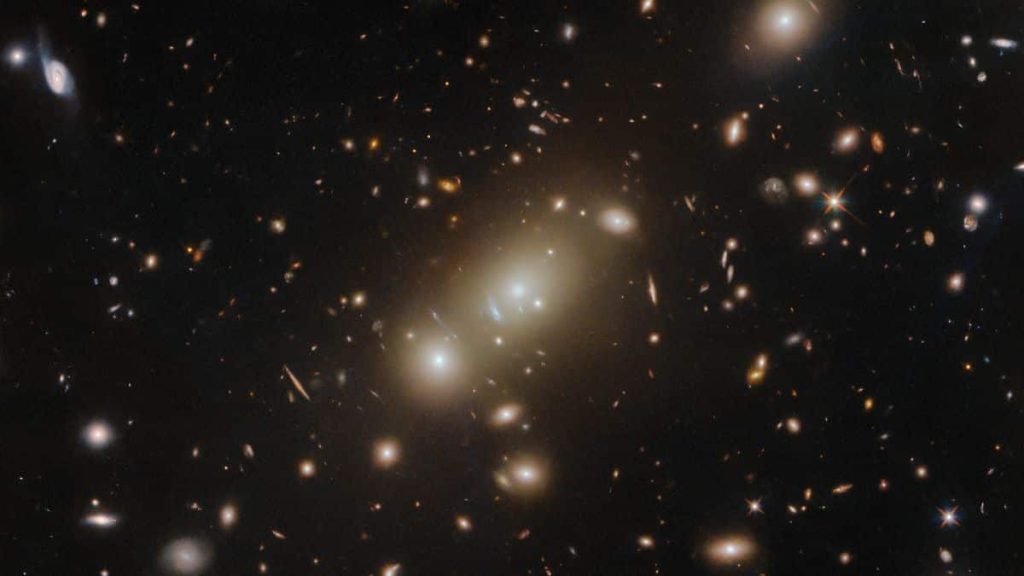 Hubble menggambarkan sebuah museum galaksi, dan beberapa di antaranya melengkung secara gravitasi (foto)