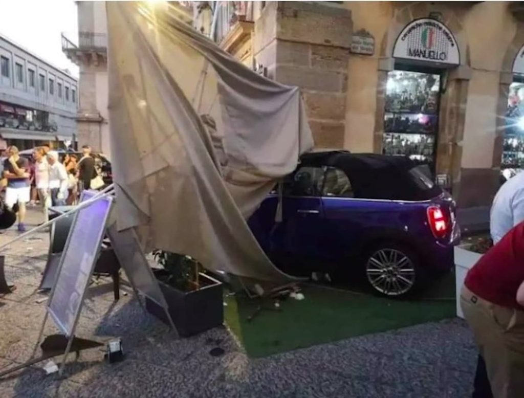 Caltagirone, mobil menabrak kerumunan, 7 terluka.  FOTO