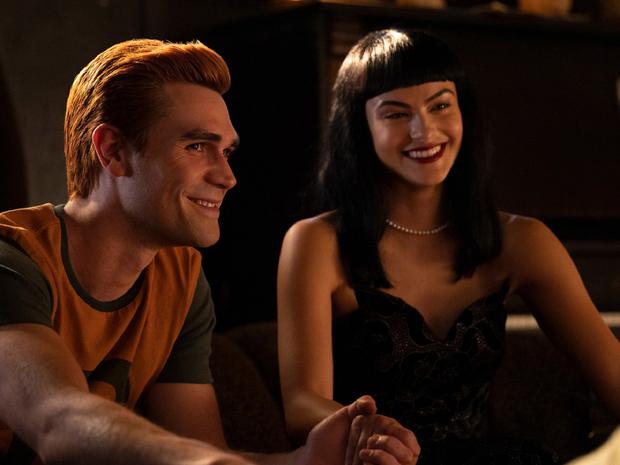 Archie dan Veronica memutuskan untuk menjalin hubungan empat arah dengan Betty dan Jughead di chapter terakhir "Riverdale" (Foto: The CW)