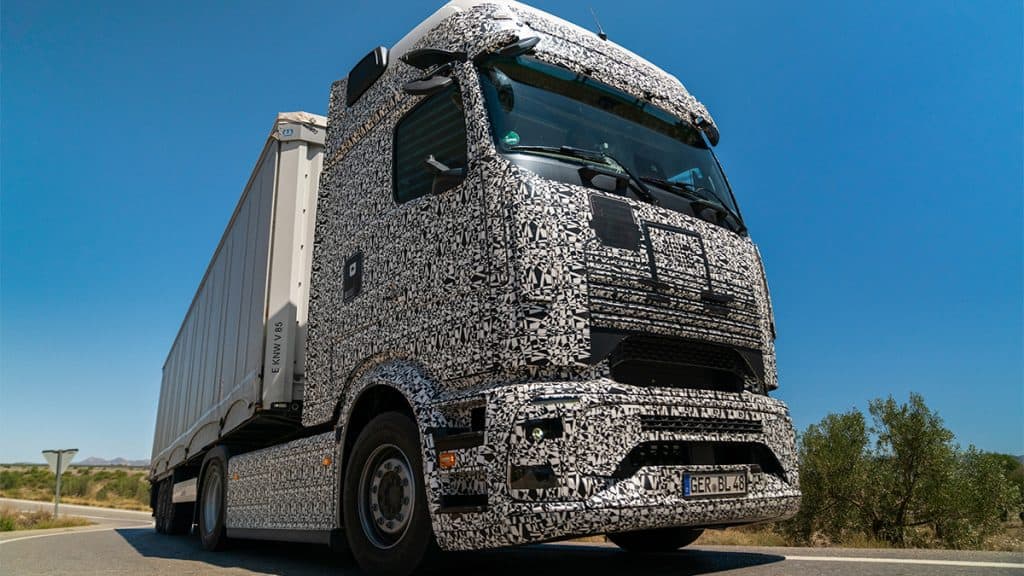 Il camion elettrico Mercedes sconfigge il caldo e percorre 2.000 km